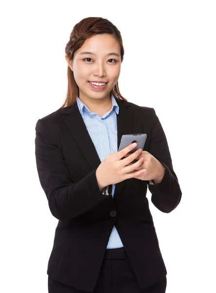 Geschäftsfrau nutzt Handy — Stockfoto