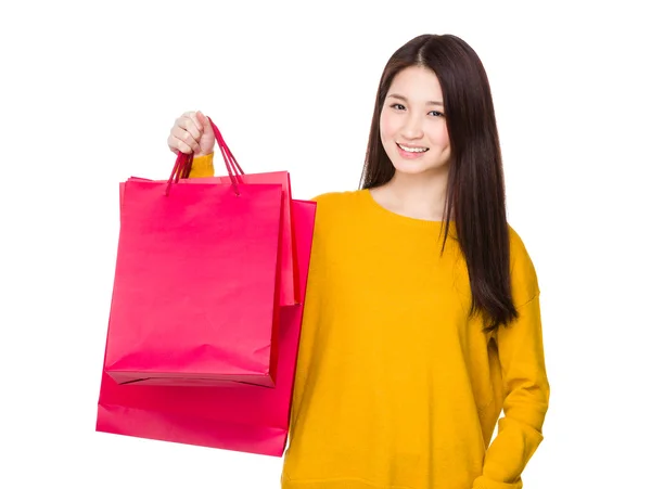 Femme avec sacs à provisions rouges — Photo