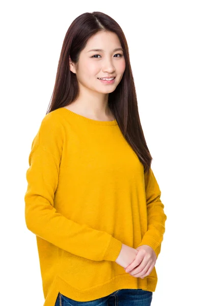 Mulher em suéter amarelo — Fotografia de Stock