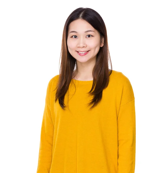 Femme en pull jaune — Photo