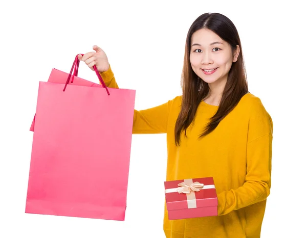 Donna con shopping bags — Foto Stock