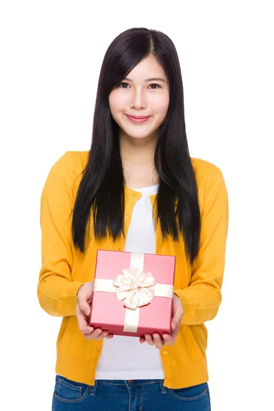 Donna con scatola regalo — Foto Stock