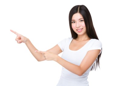 Kadın bir kenara işaret parmaklarıyla