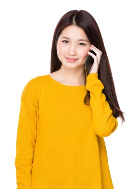 Kadın telefonda konuşuyor.