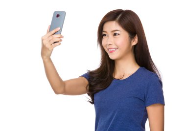 Kadın selfie çekiyor.