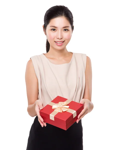 Donna con confezione regalo rossa — Foto Stock