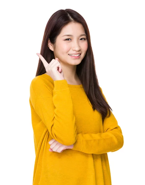 Kvinna med finger pekar uppåt — Stockfoto
