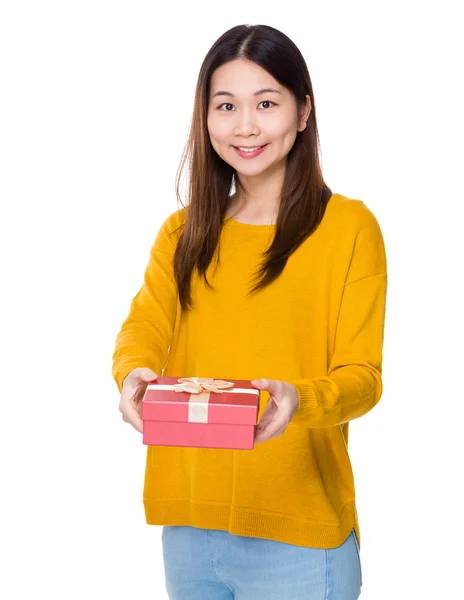 Mulher com caixa de presente — Fotografia de Stock