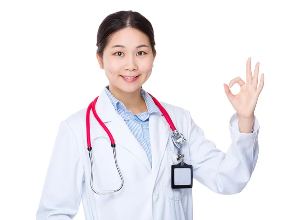 Doctor with ok sign — Stock Photo, Image