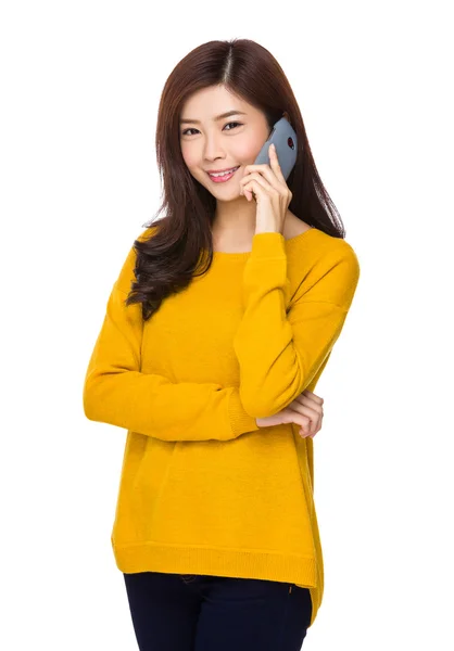 Woman talking on phone — Stock Photo, Image