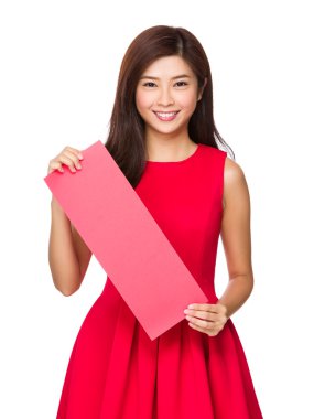 Boş kırmızı kağıt kadınla