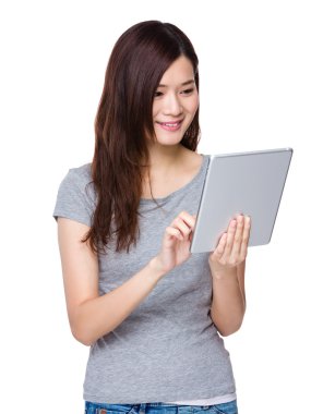 Dijital tabletli kadın