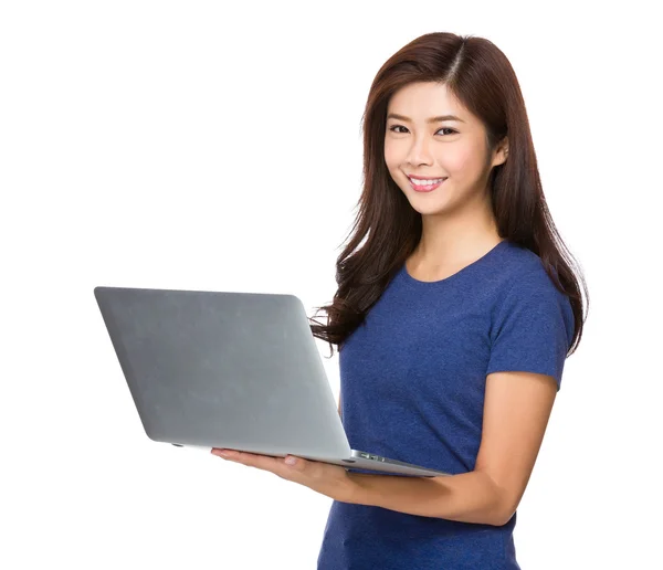 Mujer usando portátil —  Fotos de Stock