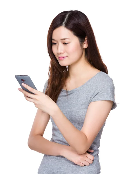 Mujer leer el mensaje en el teléfono celular —  Fotos de Stock