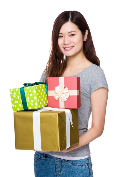 Donna con scatole regalo — Foto Stock