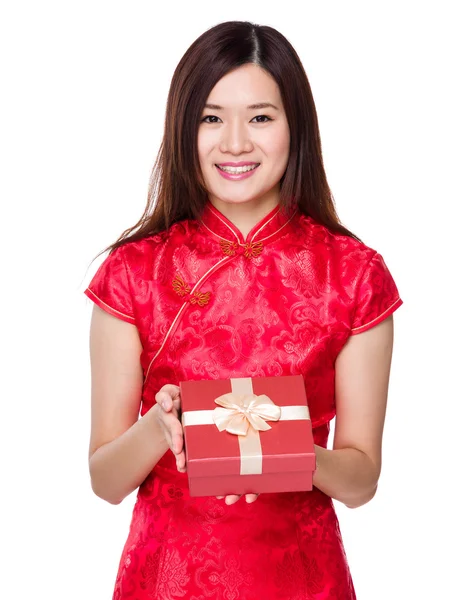 Donna con scatola regalo — Foto Stock