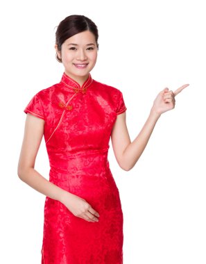 Parmakla işaret eden kadın