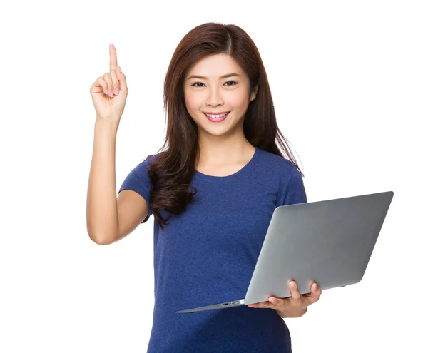 Vrouw met laptop — Stockfoto