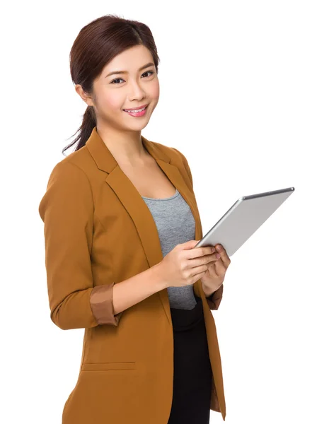 Mulher de negócios com tablet — Fotografia de Stock