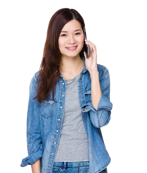 Woman talking on phone — Stock Photo, Image