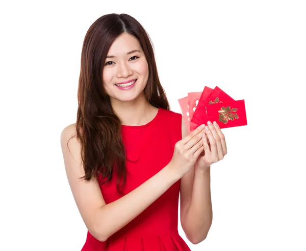 Женщина с китайскими счастливыми деньгами — стоковое фото