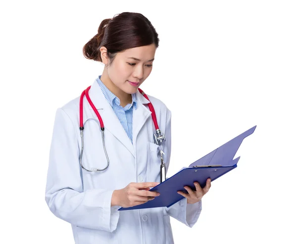 Doctor with clipboard — Stock Photo, Image