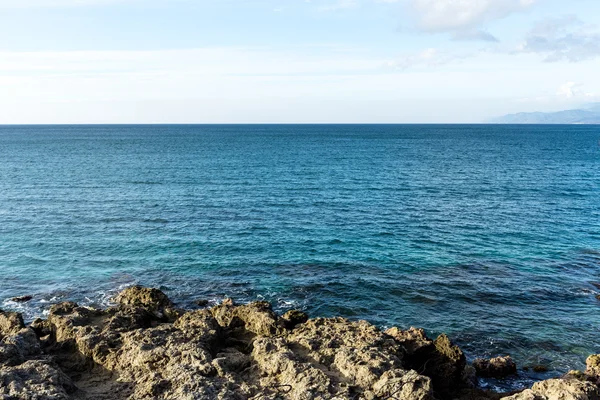 Paesaggio marino con cielo blu — Foto Stock