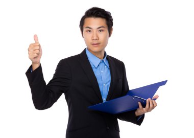 Baş parmağı havada bir iş adamı.