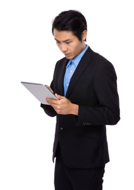 Dijital tablet kullanan işadamı