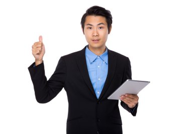 Tablet ve başparmak ile işadamı