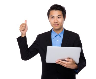 Baş parmağı havada bir iş adamı.