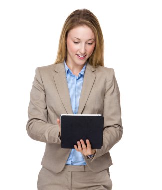 Tablet kullanan iş kadını