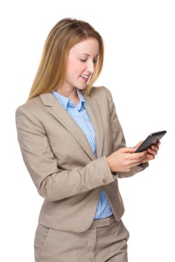 İş kadını cep telefonu kullanıyor.