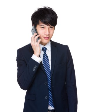 İş adamı cep telefonuyla konuşuyor.