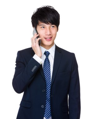 İş adamı cep telefonuyla konuşuyor.