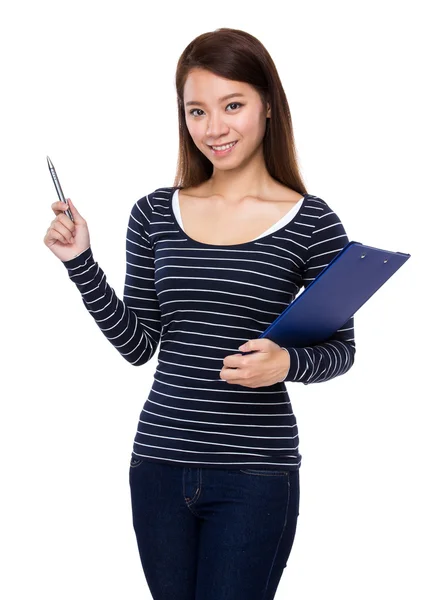 Mujer con portapapeles y pluma —  Fotos de Stock