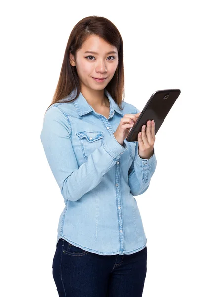 Vrouw met digitale tablet — Stockfoto