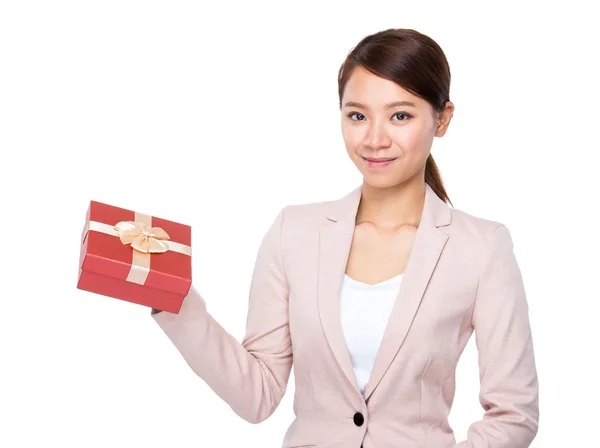 Donna d'affari con scatola regalo — Foto Stock
