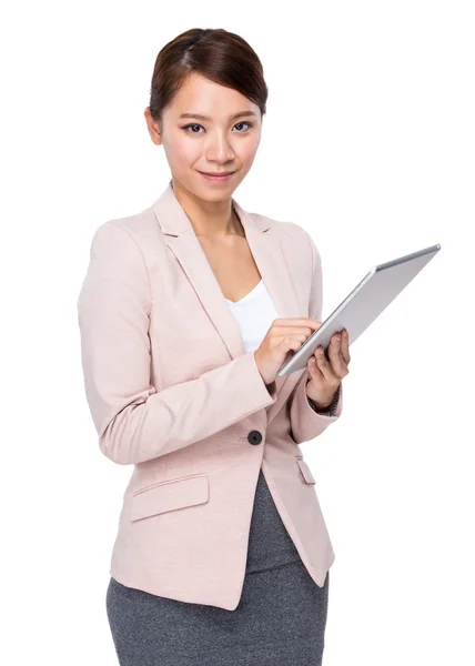 Mujer de negocios con tableta digital — Foto de Stock