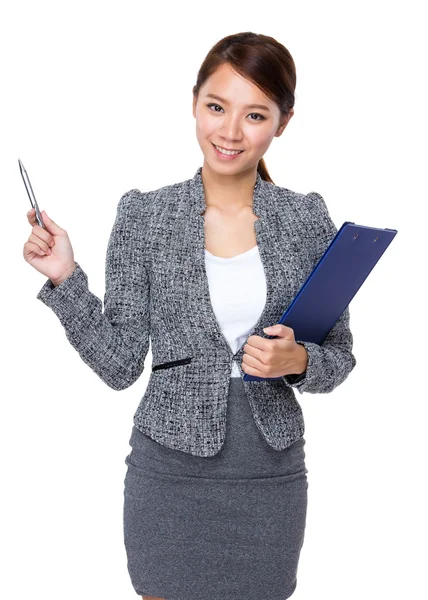 Femme d'affaires avec presse-papiers et stylo — Photo