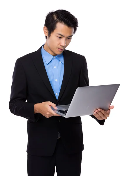 Uomo d'affari che utilizza il computer portatile — Foto Stock