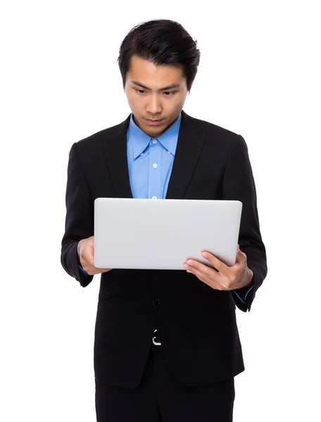 Uomo d'affari che utilizza il computer portatile — Foto Stock