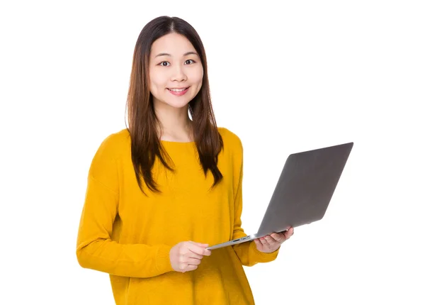 Mujer con portátil — Foto de Stock