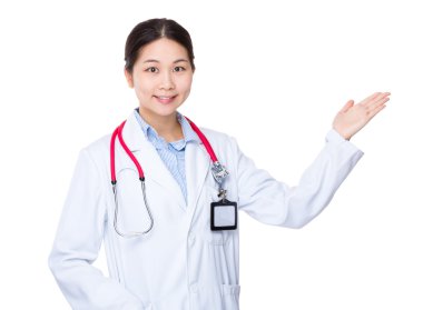 Kadın doktor el sunumu ile