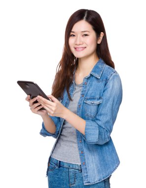 dijital tablet kullanan kadın