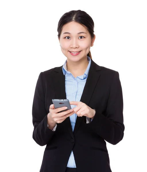 Zakenvrouw die mobiele telefoon gebruikt — Stockfoto