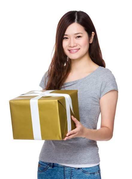 Donna con scatola regalo — Foto Stock