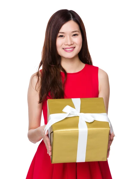 Asian woman with gift box — Stock Photo, Image