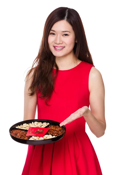 Азиатка с подносом для закусок — стоковое фото