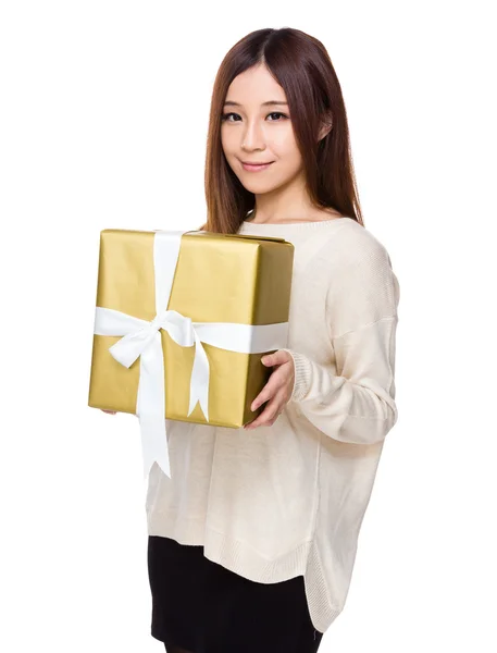 Donna con grande confezione regalo — Foto Stock